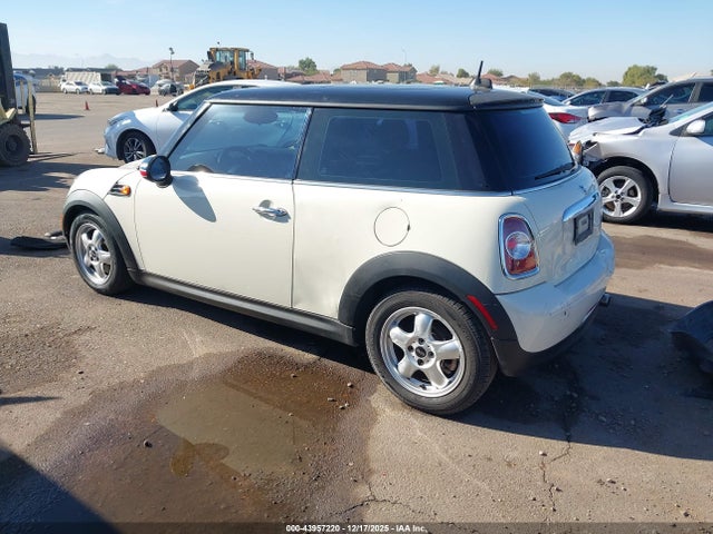 2011 MINI COOPER WMWSU3C58BT096366 Photo 2