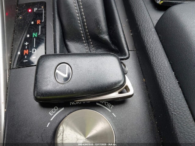 2016 LEXUS IS 200T JTHBA1D2XG5017391 Photo 10