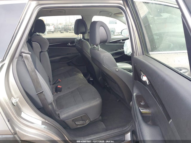 5XYPG4A58HG215031 KIA Sorento 3.3l Lx