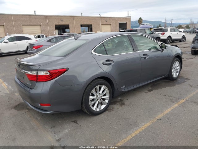 JTHBW1GG1F2082462 Lexus ES 300H