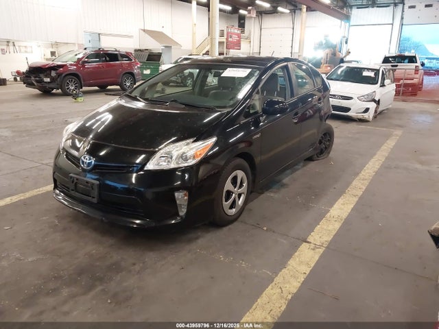 Toyota Prius Three 2014 JTDKN3DU1E1808710 Image 2