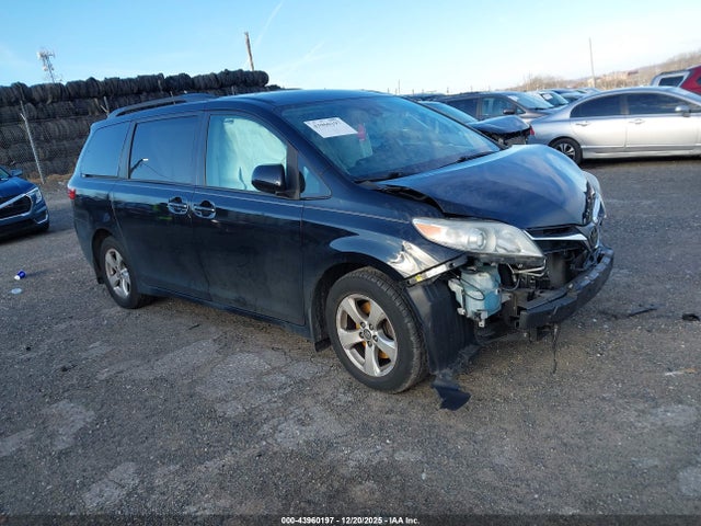 Toyota Sienna Le 8 Passenger 2018 5TDKZ3DC6JS916913 головне зображення