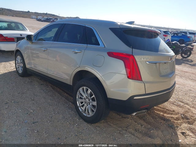 2017 CADILLAC XT5 1GYKNARS4HZ189788 Photo 2