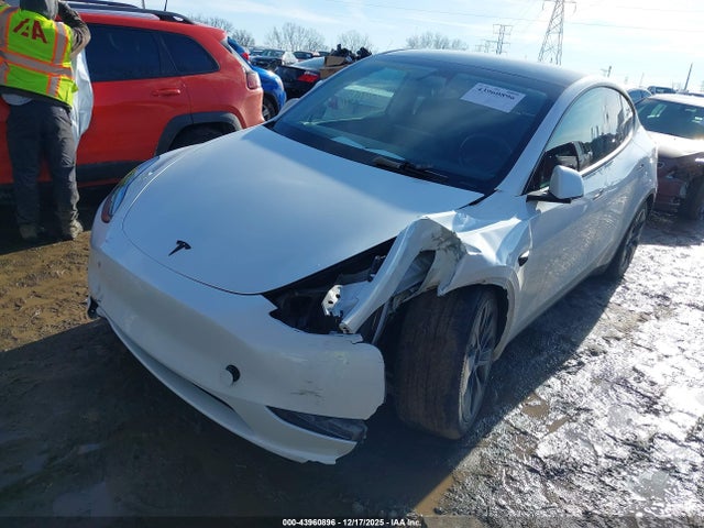 43960896 :رقم المزاد ، 7SAYGDED6RF156319 vin ، 2024 Tesla Model Y Rwd مزاد بيع