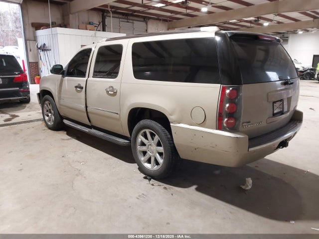 2011 GMC YUKON XL 1500 1GKS2MEFXBR322770 Photo 2