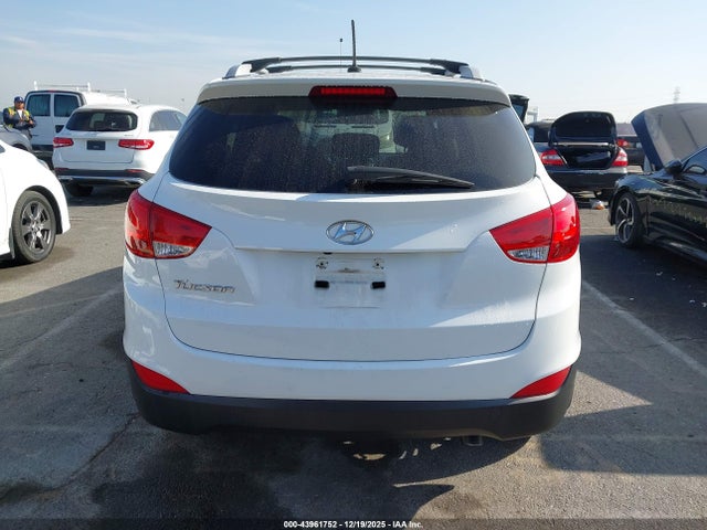 KM8JU3AG8FU015428 Hyundai TUCSON SE