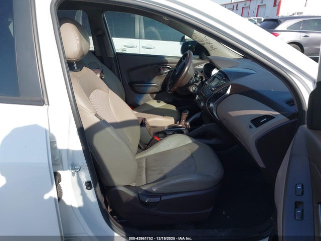 KM8JU3AG8FU015428 Hyundai TUCSON SE