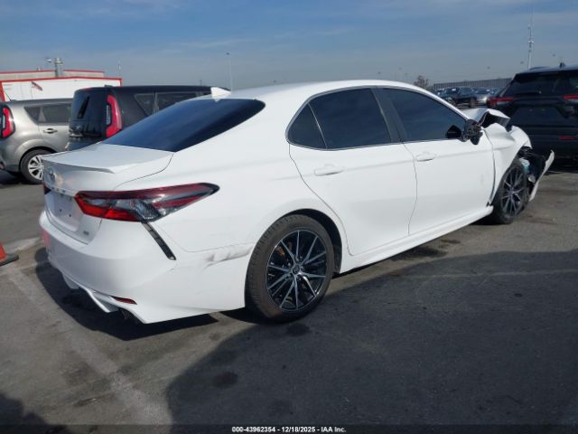 2021 TOYOTA CAMRY 4T1G11AK8MU585518 Photo 3