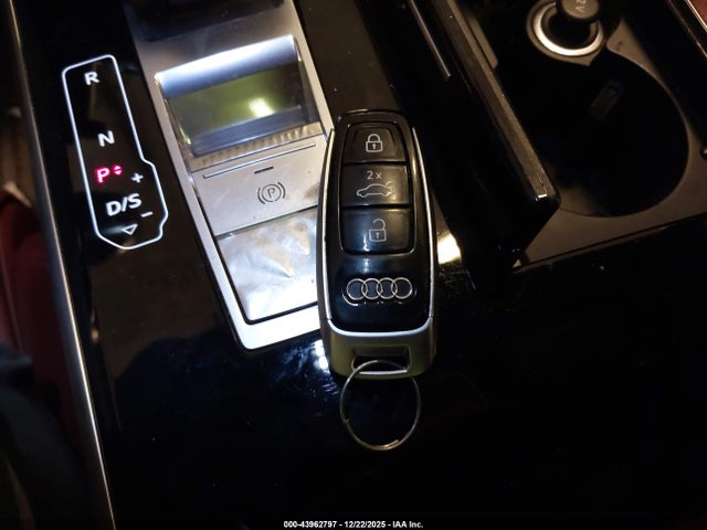 2021 AUDI S8 WAU8SAF83MN019065 Photo 10