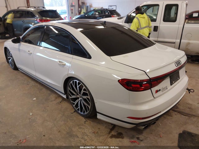 2021 AUDI S8 WAU8SAF83MN019065 Photo 2