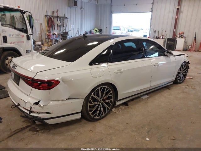 2021 AUDI S8 WAU8SAF83MN019065 Photo 3