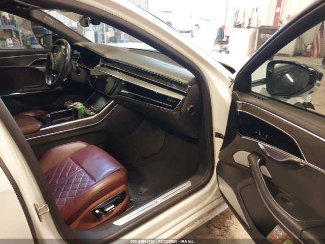 2021 AUDI S8 WAU8SAF83MN019065 Photo 4