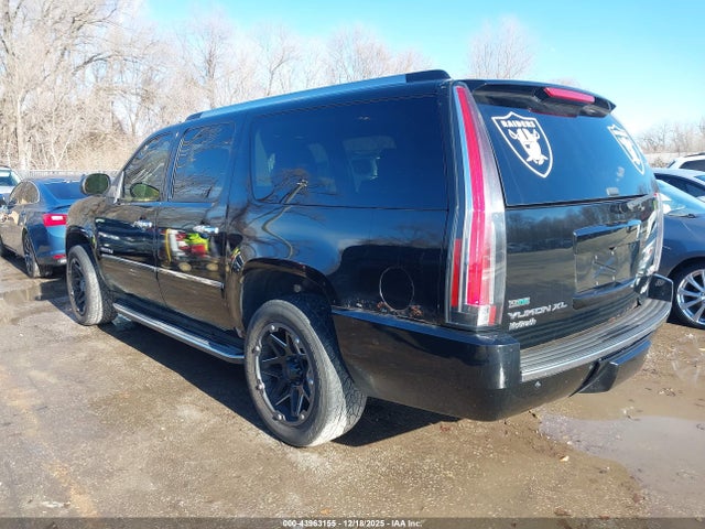 2011 GMC YUKON XL 1500 1GKS2MEF1BR247859 Photo 2