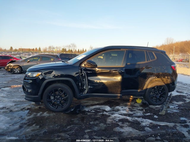 43963297 :رقم المزاد ، 3C4NJDBB1NT194296 vin ، 2022 Jeep Compass Altitude 4x4 مزاد بيع