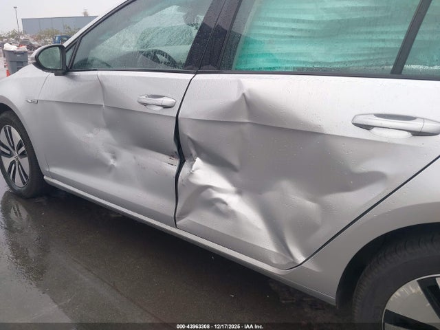 WVWKP7AU8GW915653 Volkswagen E-golf Se