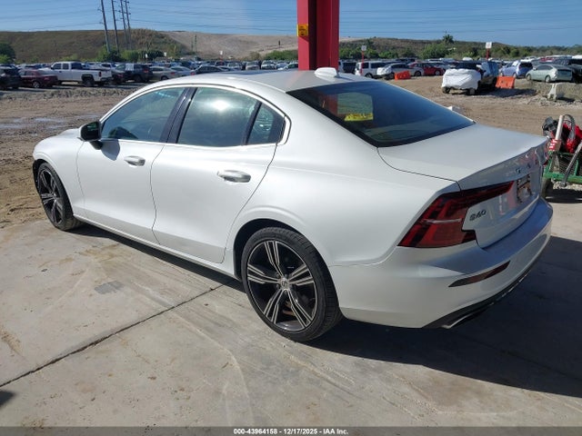 2020 VOLVO S60 7JRA22TLXLG038381 Photo 2