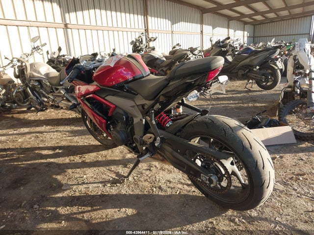 2025 TRIUMPH MOTORCYCLE DAYTONA SMTL23UFXSTBV7743 Photo 2