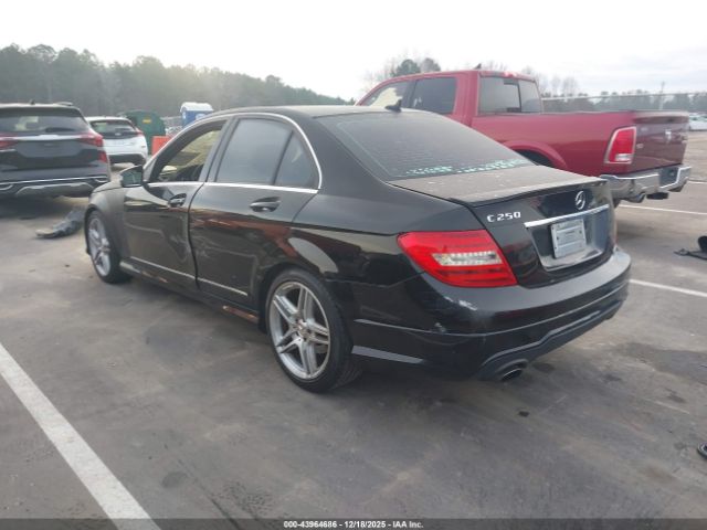 2013 MERCEDES-BENZ C 250 WDDGF4HB5DG128991 Photo 2