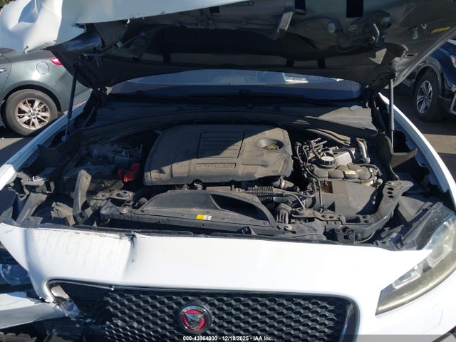2018 JAGUAR F-PACE SADCJ2FX5JA254698 Photo 9