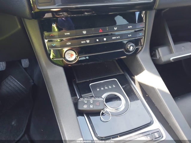 2018 JAGUAR F-PACE SADCJ2FX5JA254698 Photo 10