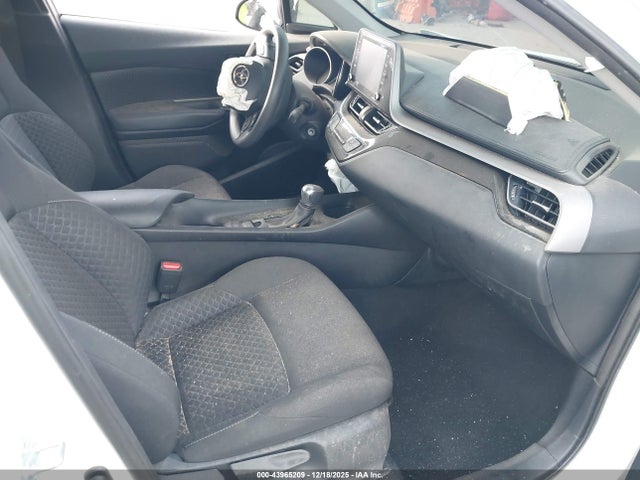 NMTKHMBX6MR130613 Toyota C-HR LE