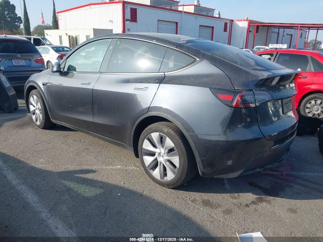2024 TESLA MODEL Y 7SAYGDEE8RA233519 Photo 2