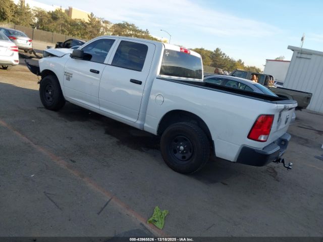 2018 RAM 1500 3C6RR6KG5JG214240 Photo 2