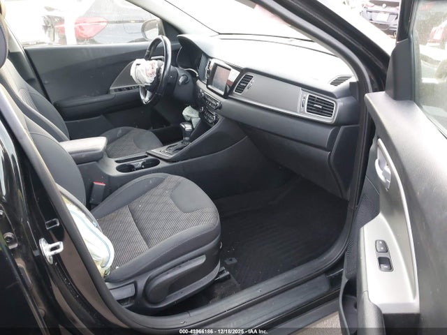 KNDCB3LC2J5203569 KIA NIRO LX