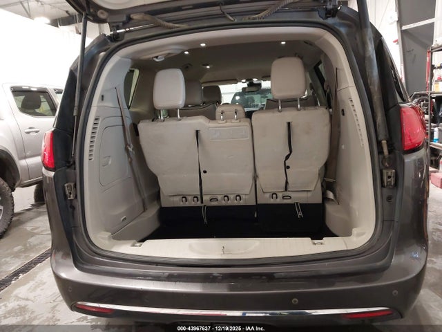 Chrysler Pacifica Hybrid Limited 2018 2C4RC1N72JR150161 Image 18