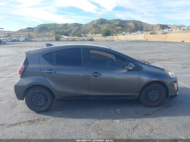 JTDKDTB38G1139786 Toyota Prius C One