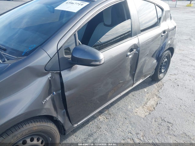 JTDKDTB38G1139786 Toyota Prius C One