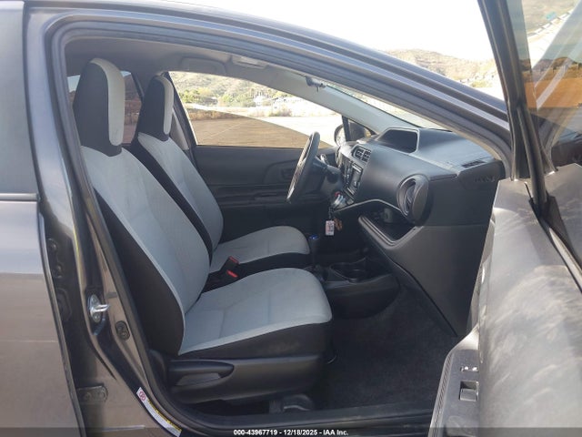 JTDKDTB38G1139786 Toyota Prius C One