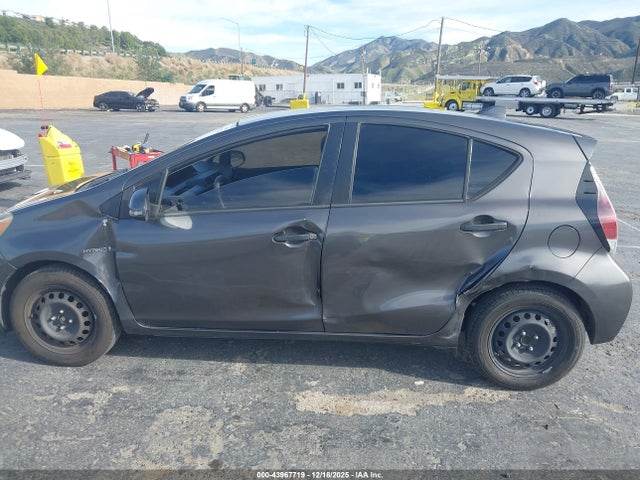JTDKDTB38G1139786 Toyota Prius C One