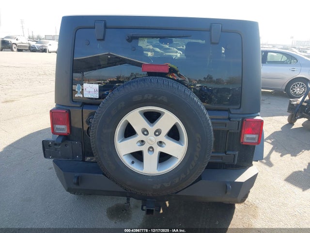 1C4BJWDG0GL128120 Jeep Wrangler Unlimited Sport