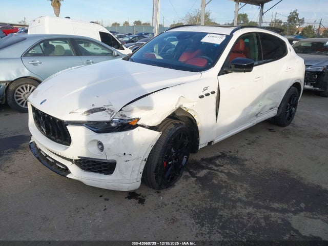 2022 MASERATI LEVANTE ZN661XUA7NX396413 Photo 1