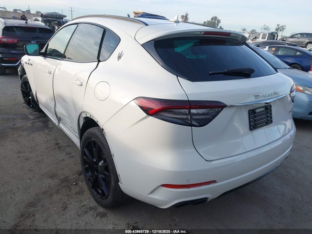 2022 MASERATI LEVANTE ZN661XUA7NX396413 Photo 2
