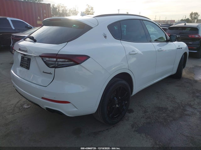 2022 MASERATI LEVANTE ZN661XUA7NX396413 Photo 3