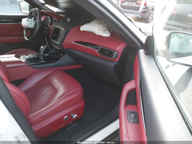 2022 MASERATI LEVANTE ZN661XUA7NX396413 Photo 4