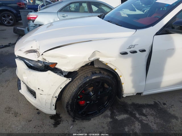 2022 MASERATI LEVANTE ZN661XUA7NX396413 Photo 5