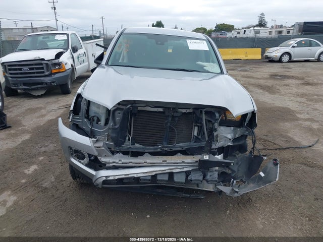 5TFAX5GN2JX118543 Toyota Tacoma Sr