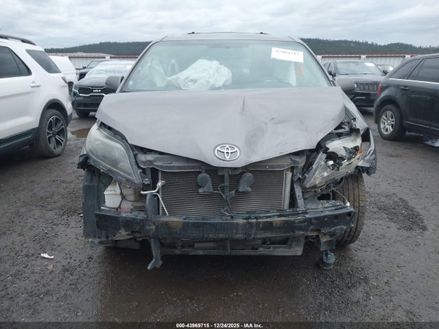 5TDXK3DC5GS732467 Toyota Sienna Se Premium 8 Passenger
