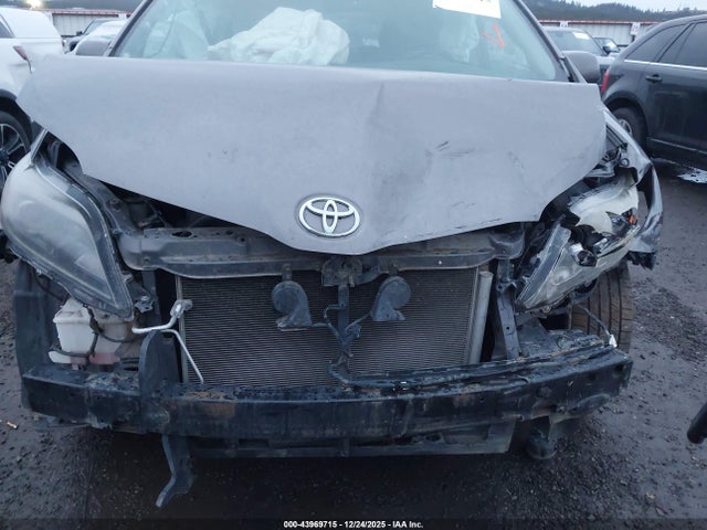 5TDXK3DC5GS732467 Toyota Sienna Se Premium 8 Passenger
