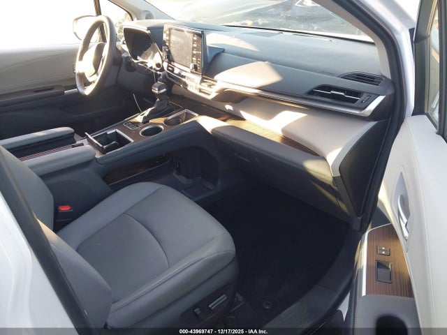 2024 TOYOTA SIENNA 5TDJSKFC6RS149227 Photo 4