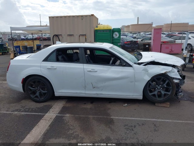 2022 Chrysler 300 S მანქანა იყიდება აუქციონზე, vin: 2C3CCABGXNH170698, აუქციონის ნომერი: 43970043