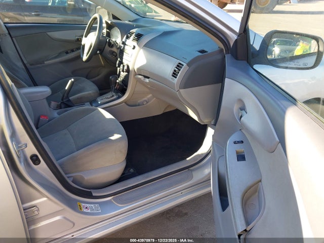 43970979 :رقم المزاد ، 2T1BU4EE9AC281375 vin ، 2010 Toyota Corolla Le مزاد بيع
