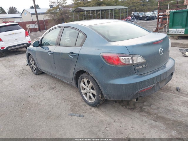 2011 MAZDA MAZDA3 JM1BL1VG7B1375229 Photo 2