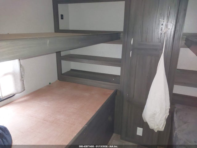 43971450 :رقم المزاد ، 5ZT2SSVB6ME015392 vin ، 2021 Shasta 30qb مزاد بيع