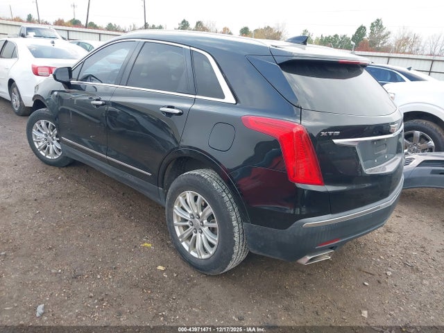 2017 CADILLAC XT5 1GYKNARS7HZ263625 Photo 2