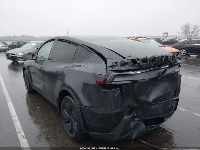2026 TESLA MODEL Y 7SAYGDED5TF423778 Photo 2