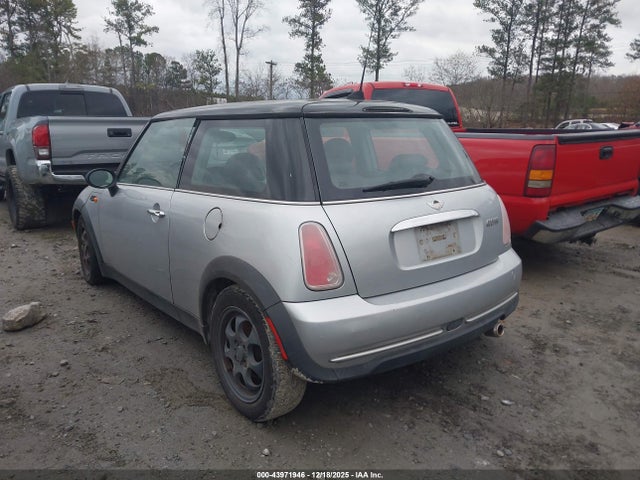 2005 MINI COOPER WMWRC33545TJ69044 Photo 2